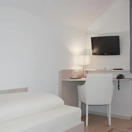 酒店 Airport Zeltinger Hof 2*